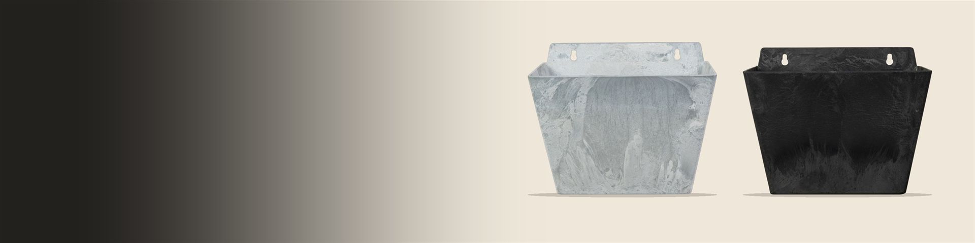 Zwei Artstone-Ella-Wandh&auml;nger nebeneinander, in Grau und in Schwarz, im Gr&ouml;&szlig;enverh&auml;ltnis