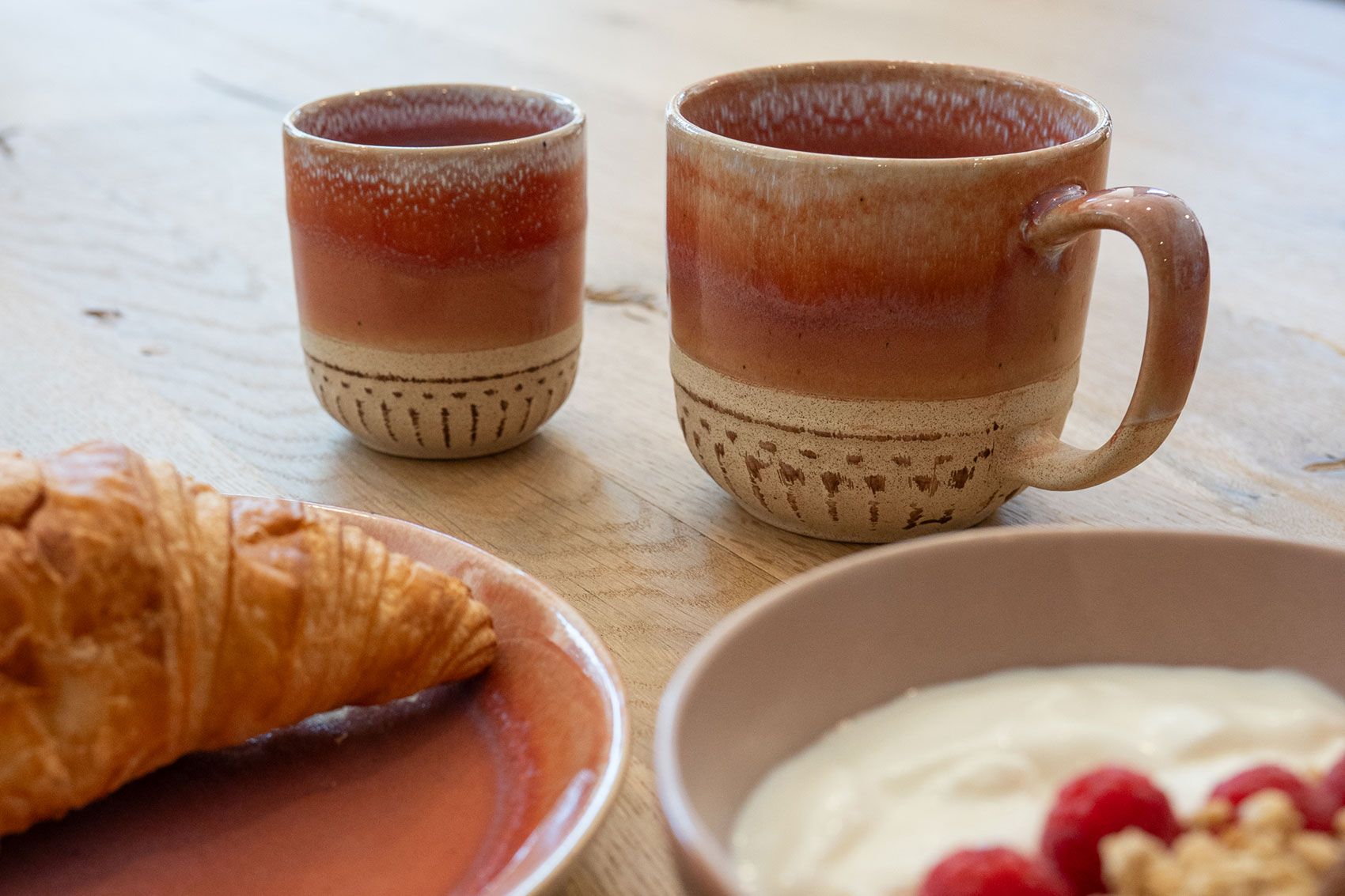 Mex Sunset Becher mit Croissant und Joghurt