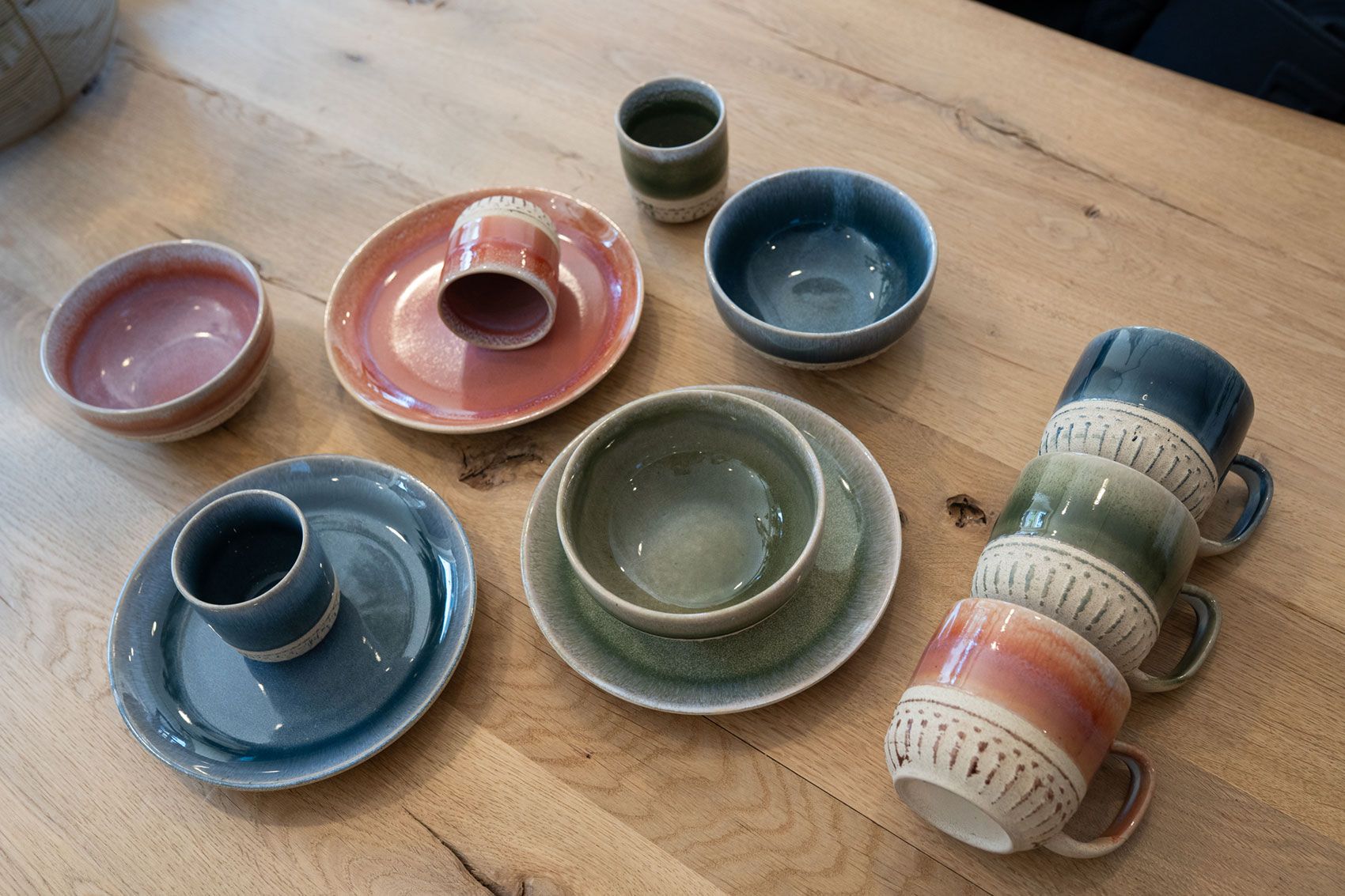 Mex in Dew, Sunset und Midnight: Becher, Schalen und Teller auf Holztisch