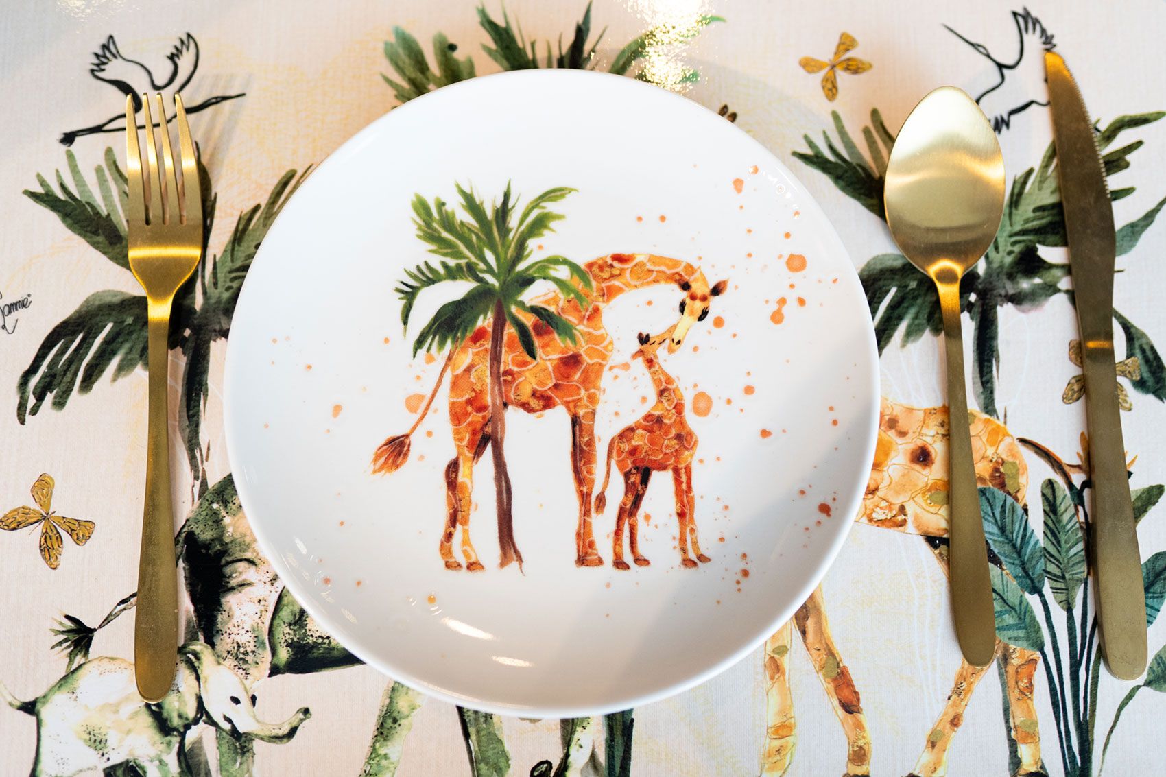 Safari Dream Giraffe Frühstücksteller auf gedecktem Tisch mit Palmen-Set