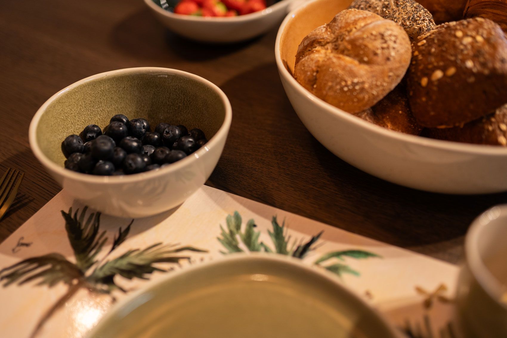 Savannah Oasis Schalen mit Blaubeeren und Brötchen