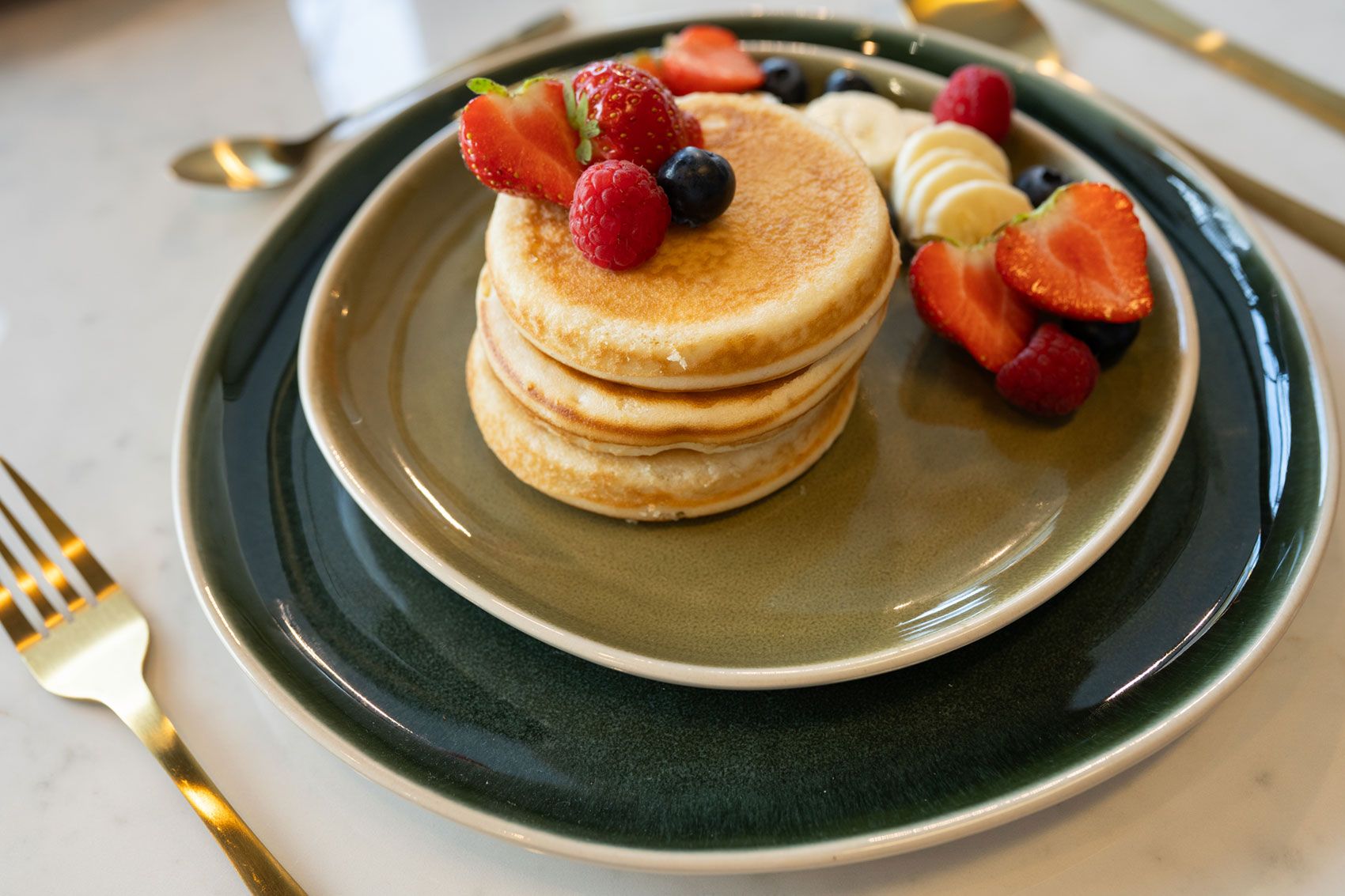 Pancakes auf dem Fr&uuml;hst&uuml;cksteller Oasis, der auf dem Speiseteller Savannah Twilight steht