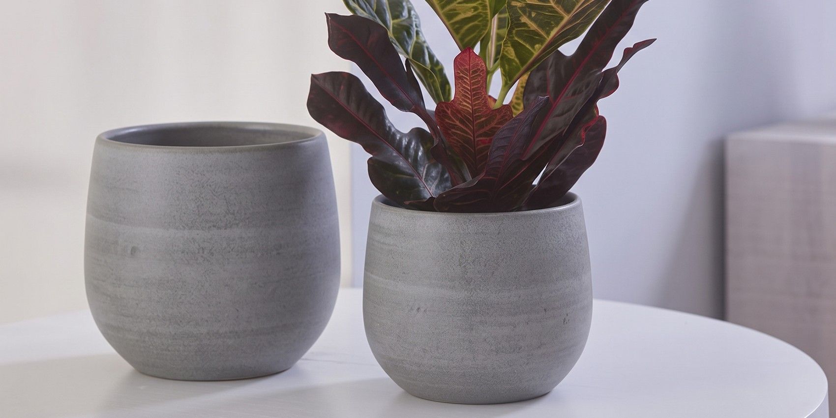 Zwei runde Esra-&Uuml;bert&ouml;pfe in mystic grey auf einem hellen Tisch