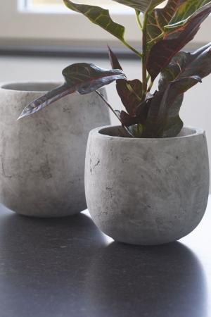 TS Amber: Pflanzgefäß aus Keramik im Beton-Design