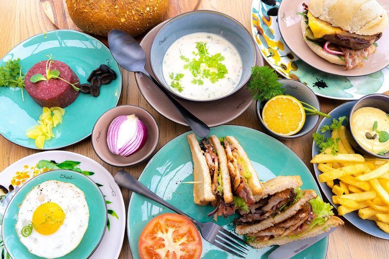 Gedeckter Tisch mit Tellern in Sea green